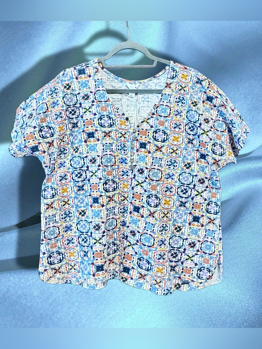 intro. Multicolor Tile-Print V-Neck Button Top size Medium